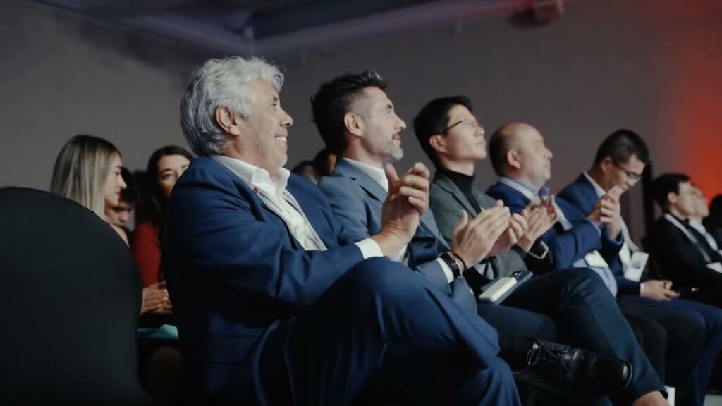 Asistentes aplauden en el Huawei Partner Summit producido por 360 Producciones